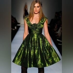 □$6,000 OSCAR DE LA RENTA GREEN  STUNNING WOOL SILK RUNWAY DRESS US 12 L